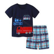 Schwarzes besticktes T-Shirt für Jungen mit Feuerwehrauto und Sommer-Shorts